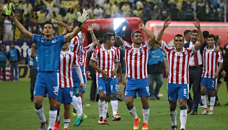 Jugadores de Chivas festejan el triunfo en el Azteca