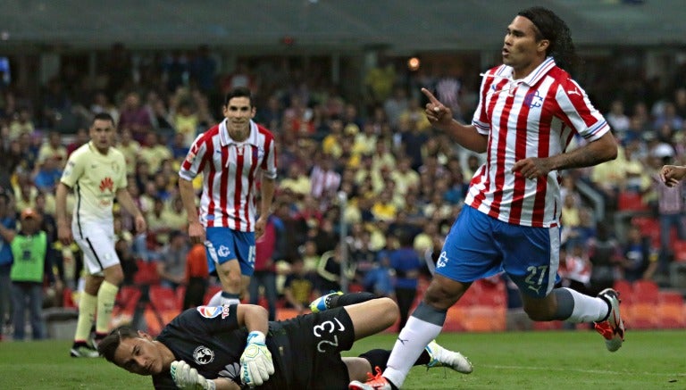 Carlos Peña festeja un gol contra América