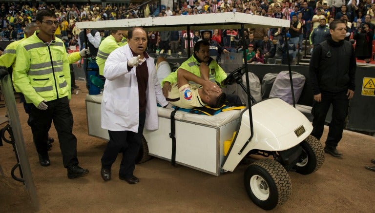 Bruno Valdez abandona el Azteca en camilla