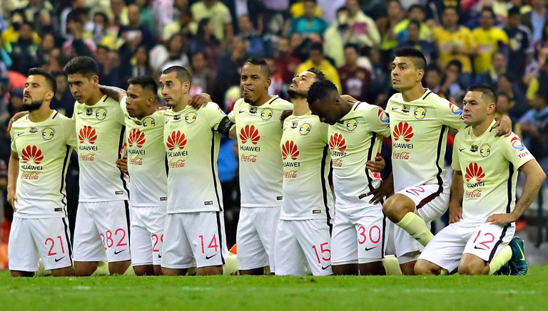 Jugadores de América se abrazan durante la tanda de panltis