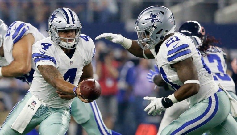  Dak Prescott entrega el balón al corredor Ezekiel Elliott