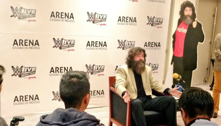 Mick Foley durante su visita a México