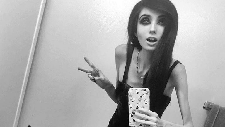  Eugenia Cooney saludando a sus seguidores de Instagram