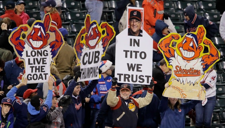 Aficionados de los Indios muestran el polémico logo en la tribuna