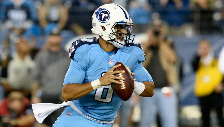 Marcus Mariota con el balón durante el juego frente a Jacksonville