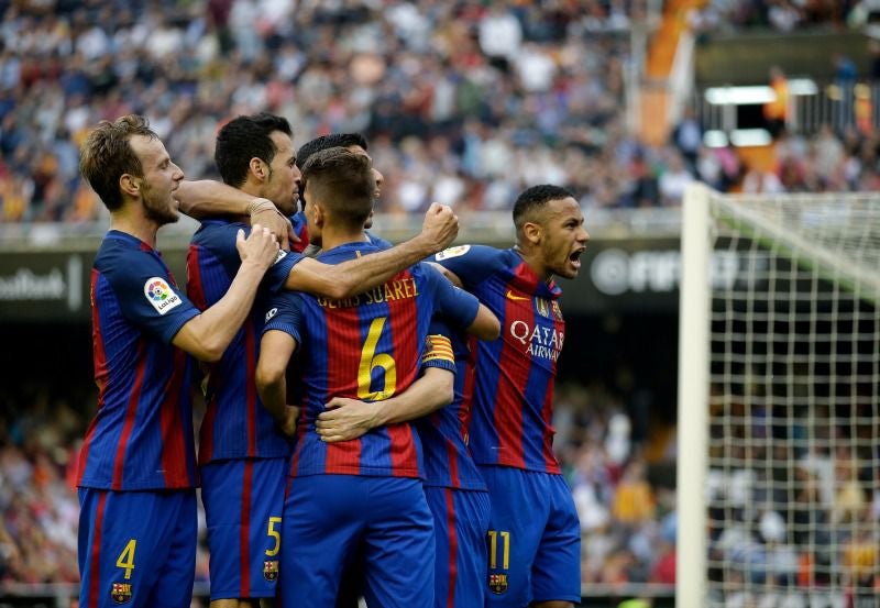 Jugadores del Barcelona recriminan a la gente en Mestalla durante su celebración