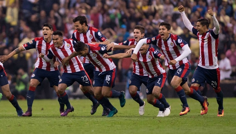 Jugadores de Chivas corren tras ganar el partido