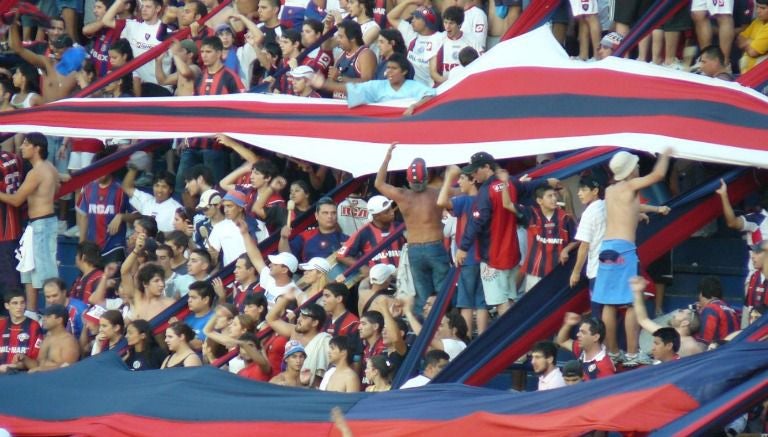 La barra argentina alentando durante un partido del San Lorenzo