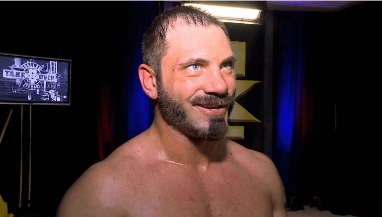 Austin Aries al finalizar un combate