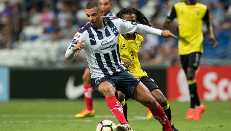 Edwin Cardona en un partido de Monterrey en Concachampions