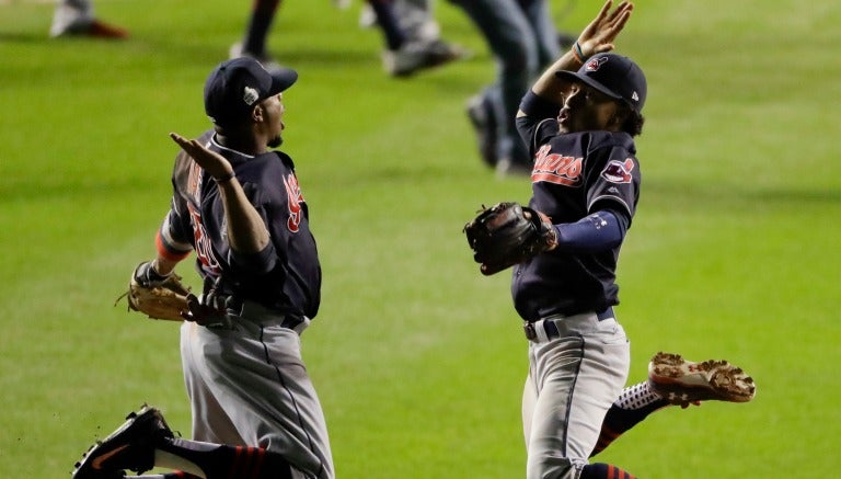 Lindor y Davis brincan tras el triunfo contra Chicago