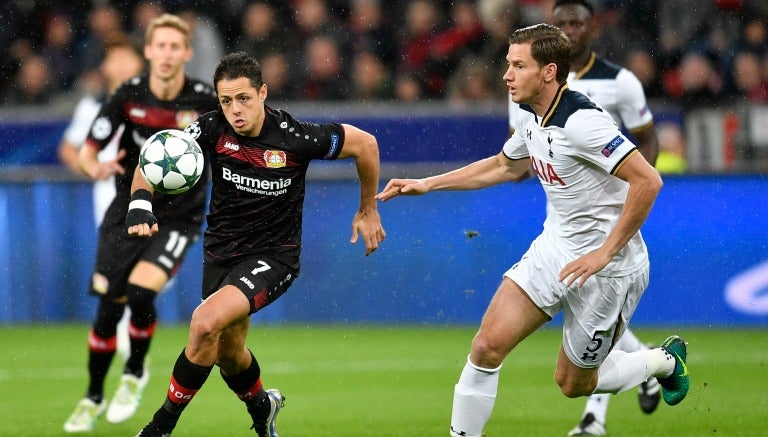 Javier Hernández peleando un balón en el juego de Champions frente al Tottenham