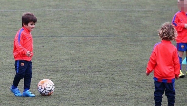 Thiago Messi entrena con el FCB Escola