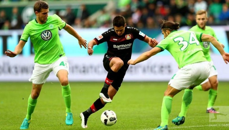 Chicharito enfrenta a jugadores del Wolfsburgo en Bundesliga 