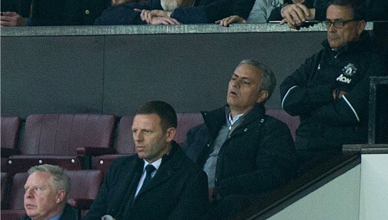 José Mourinho observa desde las gradas el juego Man Utd vs Burnley