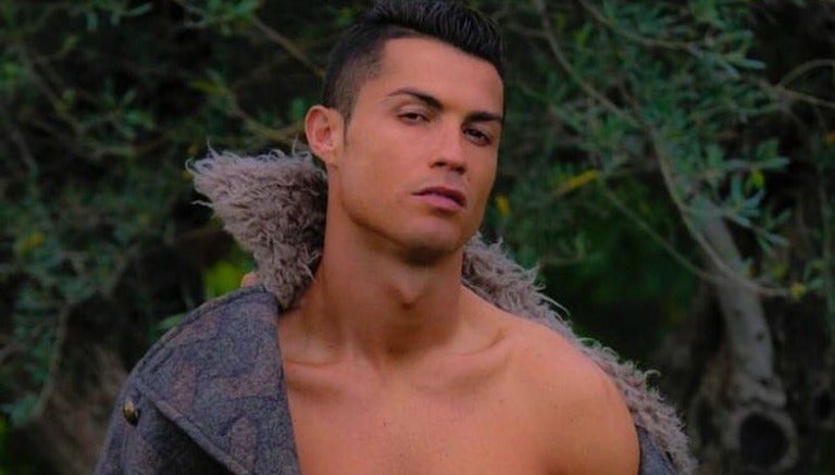 Cristiano Ronaldo publica una foto luciendo su abdomen