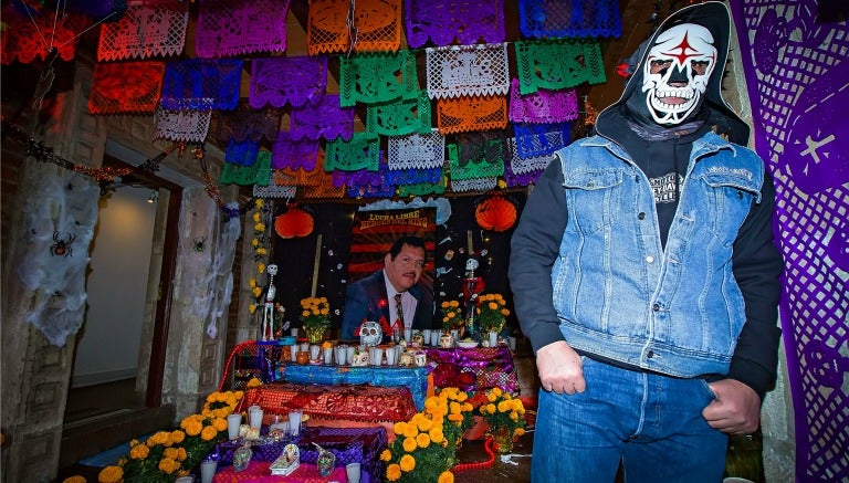 La Parka junto a la ofrenda de Antonio Peña