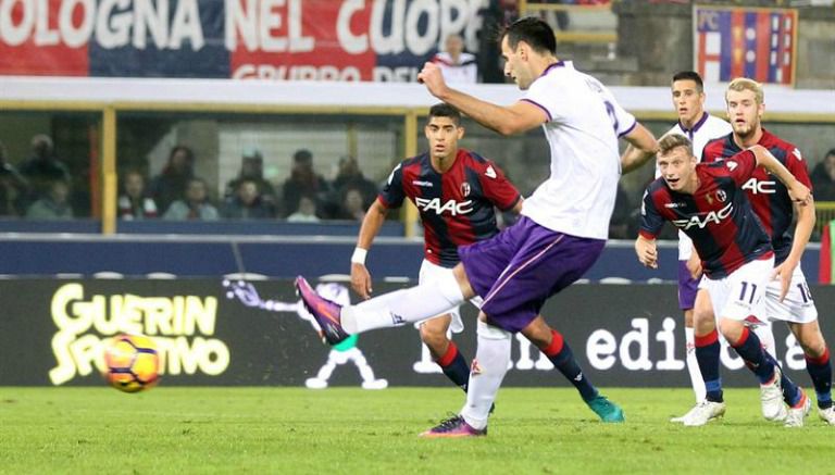 Nikola Kalinic cobra el penalti del triunfo