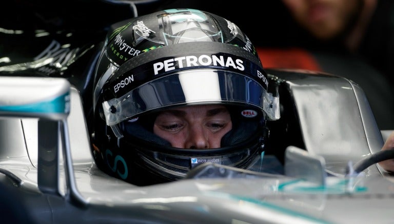 Rosberg sobre su carro antes de salir a la pista del AHR