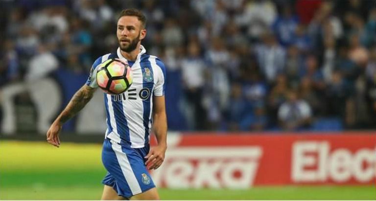 Layún durante un partido con el Porto