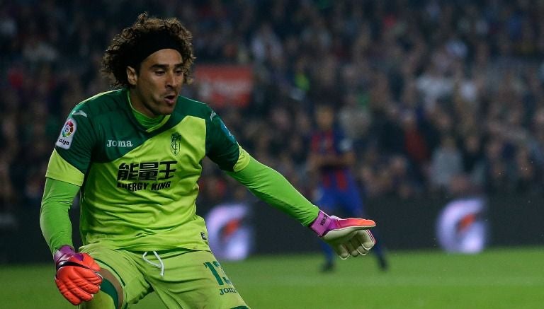 Guillermo Ochoa durante el partido contra Barcelona