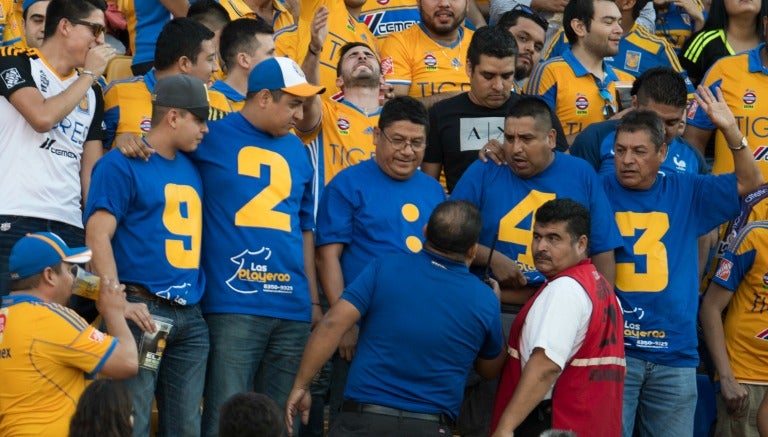 Aficionados de Tigres con camisetas del minuto