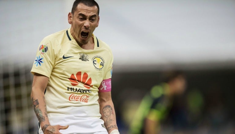 Rubens Sambueza festeja un gol con América