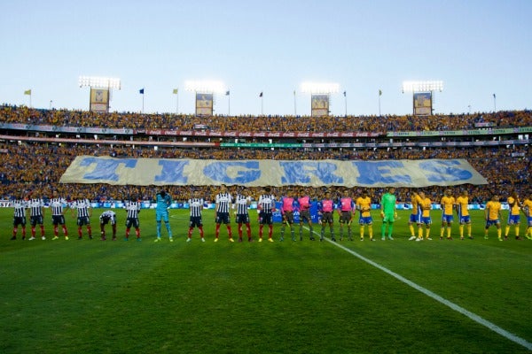 Del lado oriente del estadio también apareció una manta con el nombre del equipo