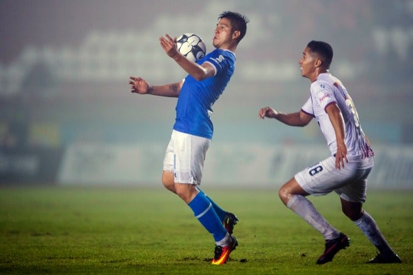 Cristaldo intenta bajar con el pecho un balón durante un juego de Copa Mx