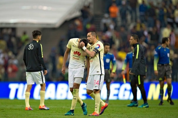 Sambueza apoya a un compañero tras la eliminación frente a Chivas