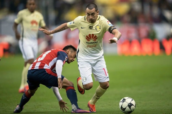 Sambueza hace un recorte a un jugador de Chivas durante el Clásico