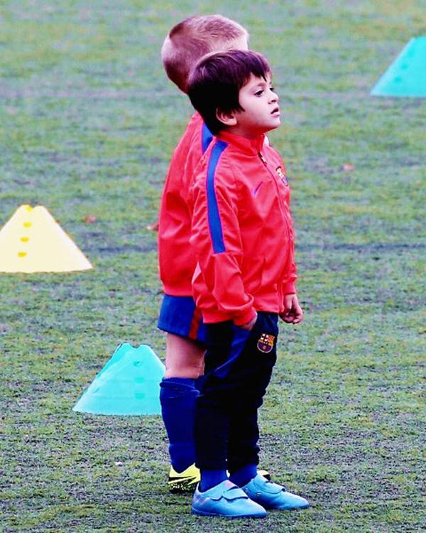 Thiago Messi durante su entrenamiento con el FCB Escola