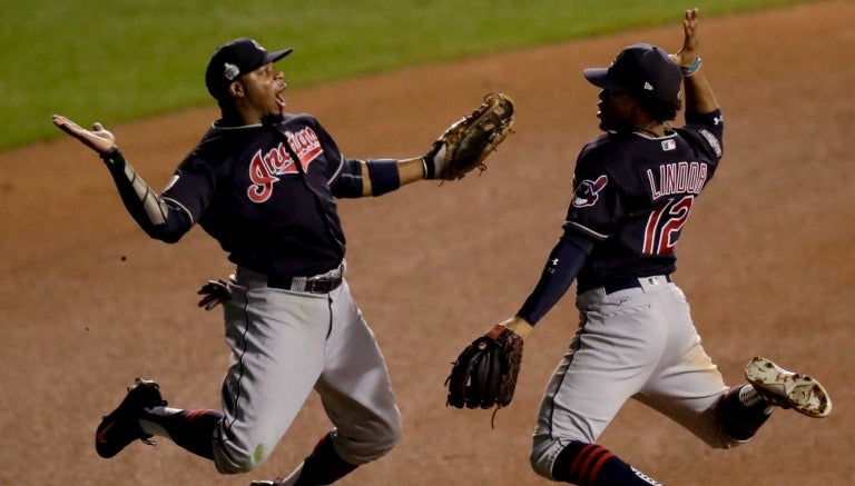 Rajai Davis y Francisco Lindor celebran el triunfo