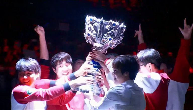 Los integrantes de SKT levantan la Copa del Invocador