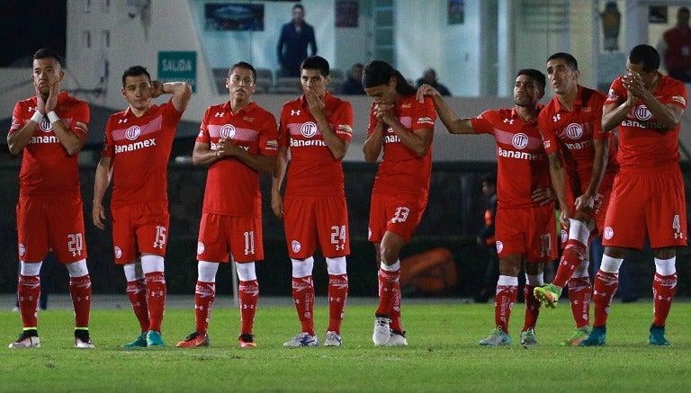 Jugadores de Toluca, en la tanda de penaltis de Semis de Copa MX