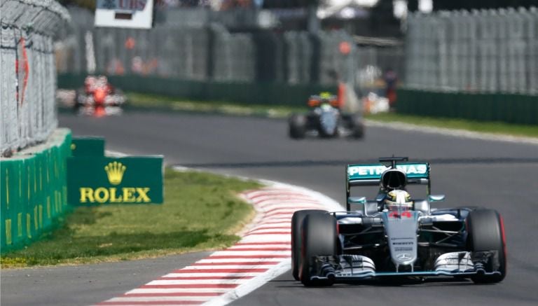 Lewis Hamilton conduce su coche durante la clasificación para el GP de México