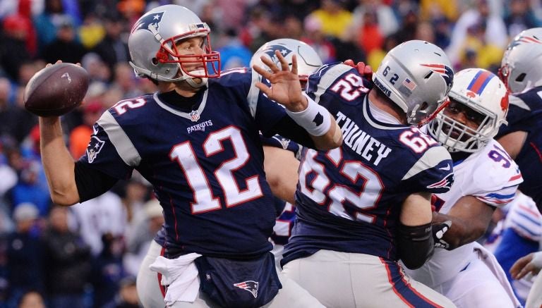 Tom Brady lanza un pase durante el juego entre Patriots y Bills