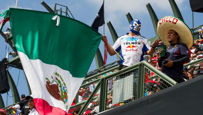 Un enmascarado en las gradas del autódromo