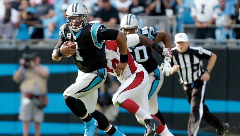 Cam Newton durante el juego frente a Arizona