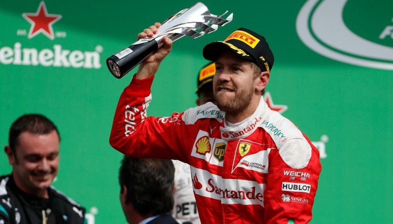 Sebastian Vettel festeja su tercer lugar en el GP de México