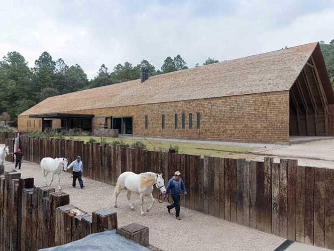 La propiedad cuenta con caballerizas y un lienzo charro