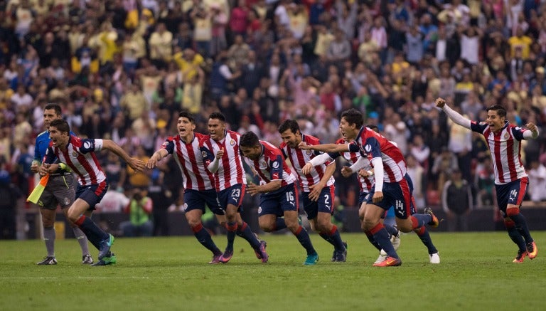 Los jugadores de Chivas corren a festejar el triunfo frente al América