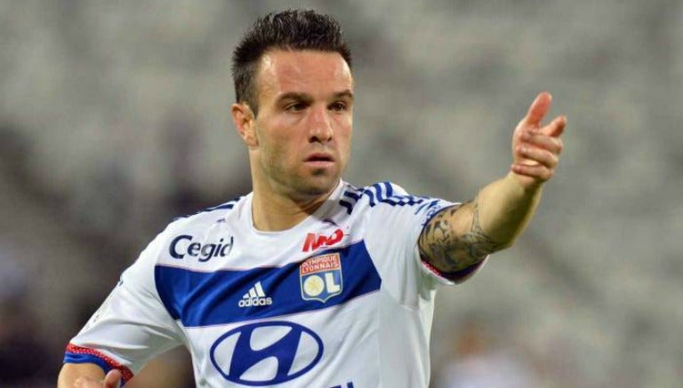 Mathieu Valbuena durante un partido con el Olympique de Lyon