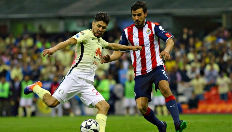 Oswaldo Alanís pelea el balón con Oribe Peralta en el Clásico