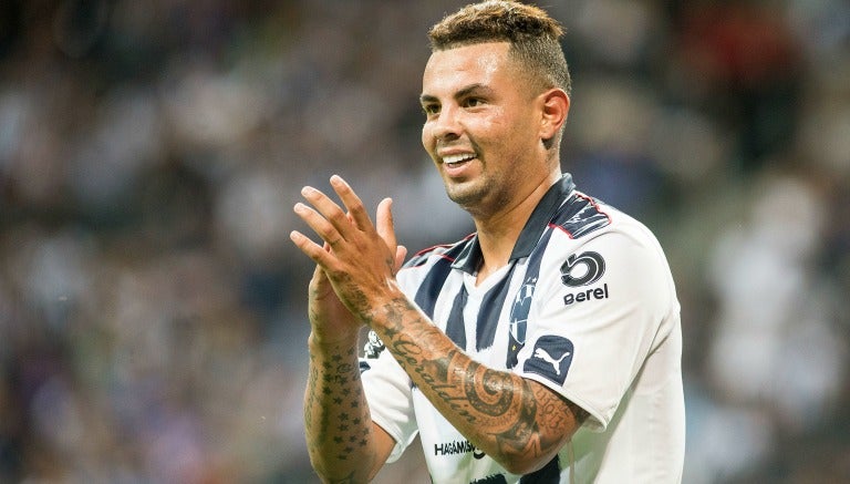 Cardona agradece una asistencia en un duelo de Rayados