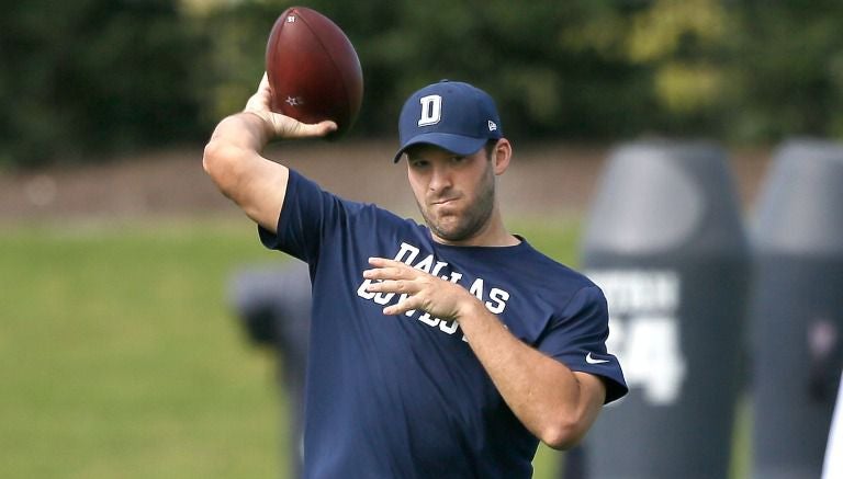 Tony Romo a punto de lanzar el balón en práctica de Dallas