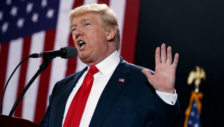 Donald Trump dando un discurso durante su campaña