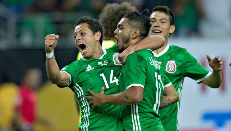 Tecatito Corona festeja con Chicharito un gol con la Selección Nacional