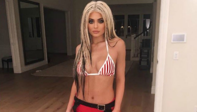 La sensual Kylie Jenner, caracterizada como Christina Aguilera