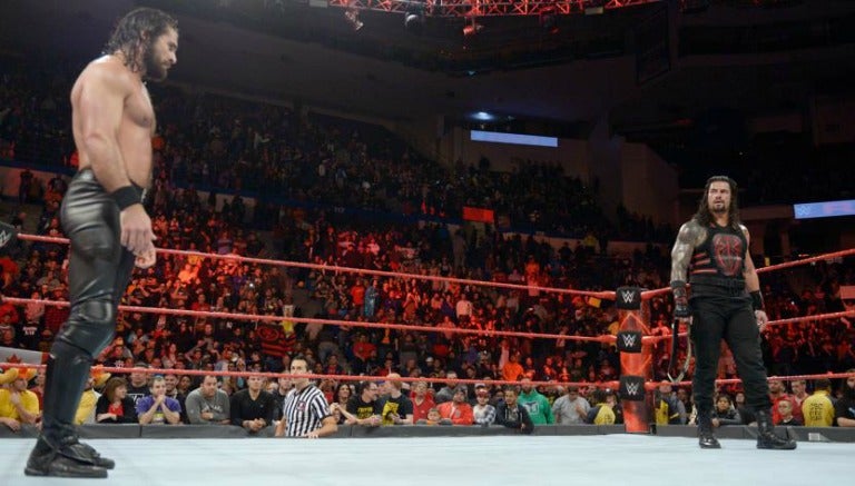 Seth Rollins y Roman Reigns se miran en RAW